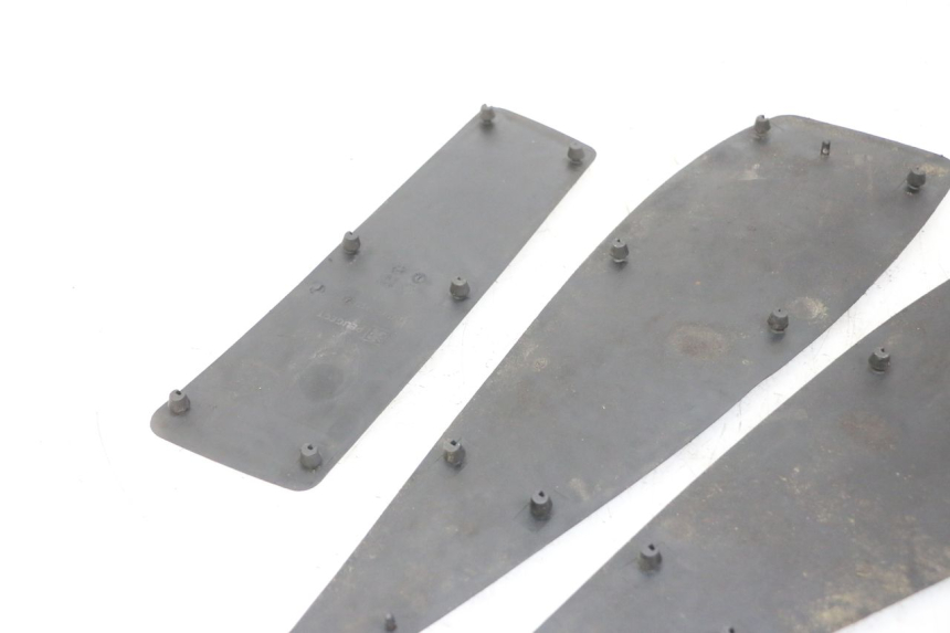 photo de TAPIS MARCHE PIED PEUGEOT SATELIS 125 (2013 - 2018) - Zoom état d’usage