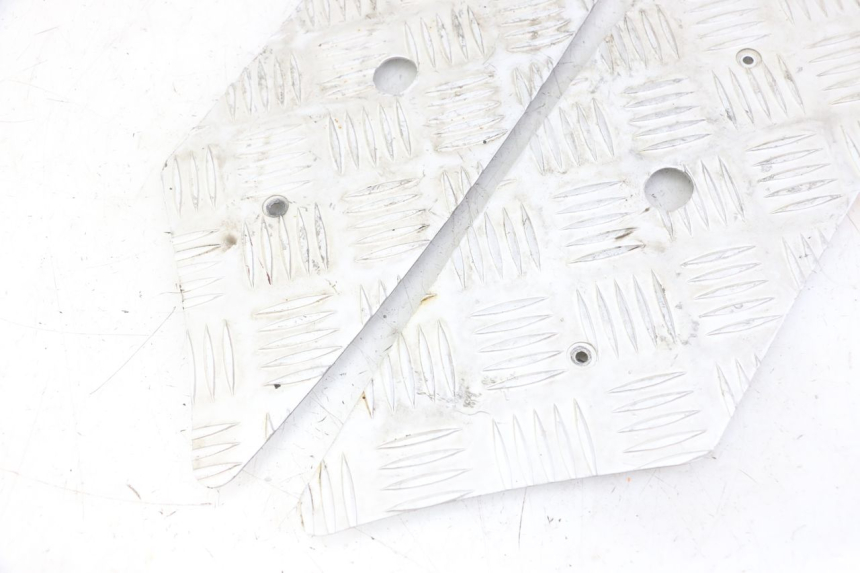 photo de TAPIS MARCHE PIED PEUGEOT STREETZONE I 2T 50 (2018 - 2020) - Gros plan technique