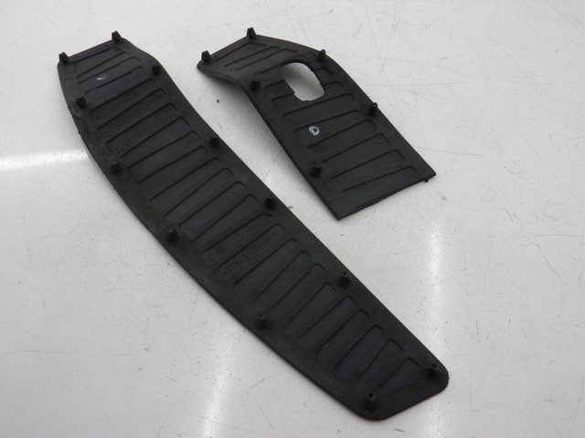 photo de TAPIS MARCHE PIED PIAGGIO MP3 400 (2007 - 2009) - Autre angle de vue