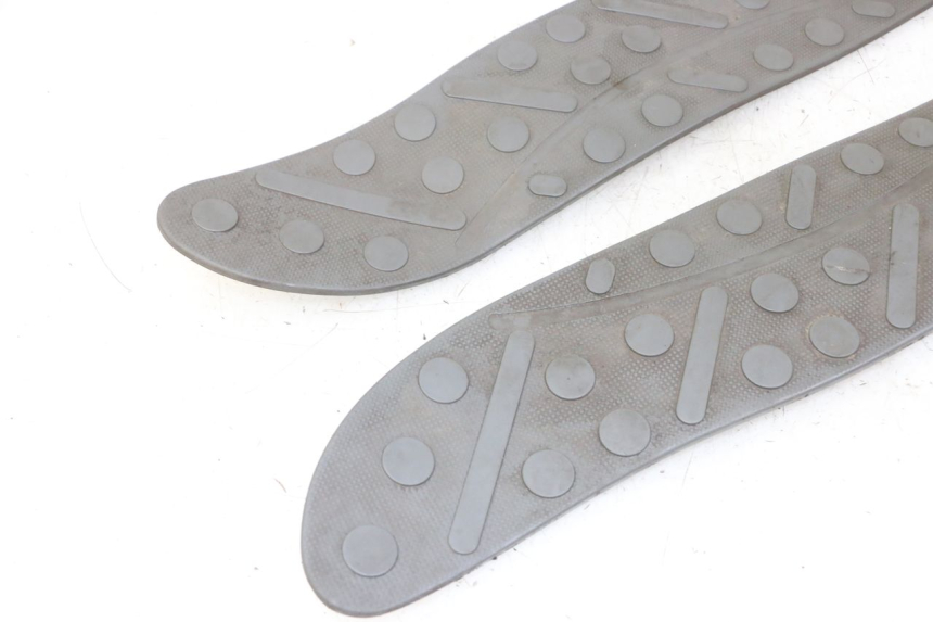 photo de TAPIS MARCHE PIED APRILIA RALLY AC 50 (1995 - 2004) - Gros plan technique