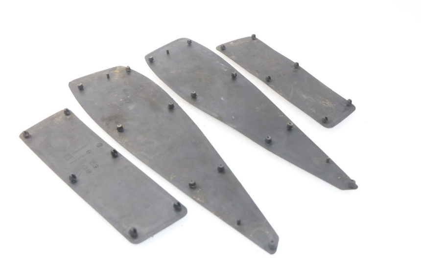 photo de TAPIS MARCHE PIED PEUGEOT SATELIS 300 (2012 - 2015) - Détail de la pièce