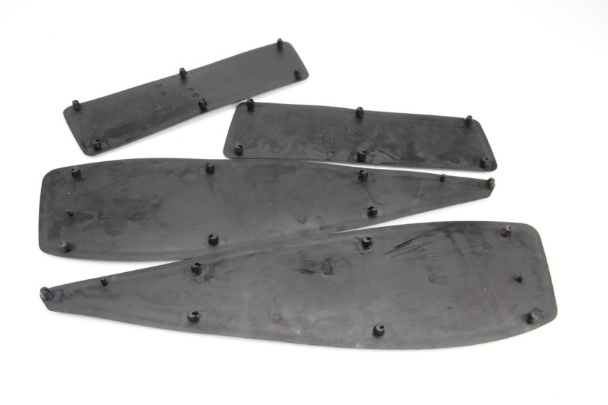 photo de TAPIS MARCHE PIED PEUGEOT SATELIS 125 (2013 - 2018) - Détail de la pièce