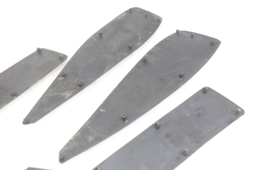 photo de TAPIS MARCHE PIED PEUGEOT SATELIS 125 (2006 - 2009) - Détail de la pièce