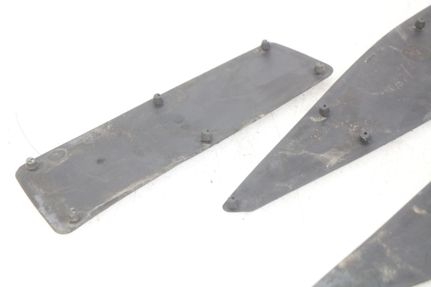 photo de TAPIS MARCHE PIED PEUGEOT SATELIS 125 (2006 - 2009) - Zoom état d’usage