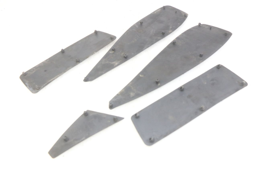 photo de TAPIS MARCHE PIED PEUGEOT SATELIS 125 (2006 - 2009) - Gros plan technique