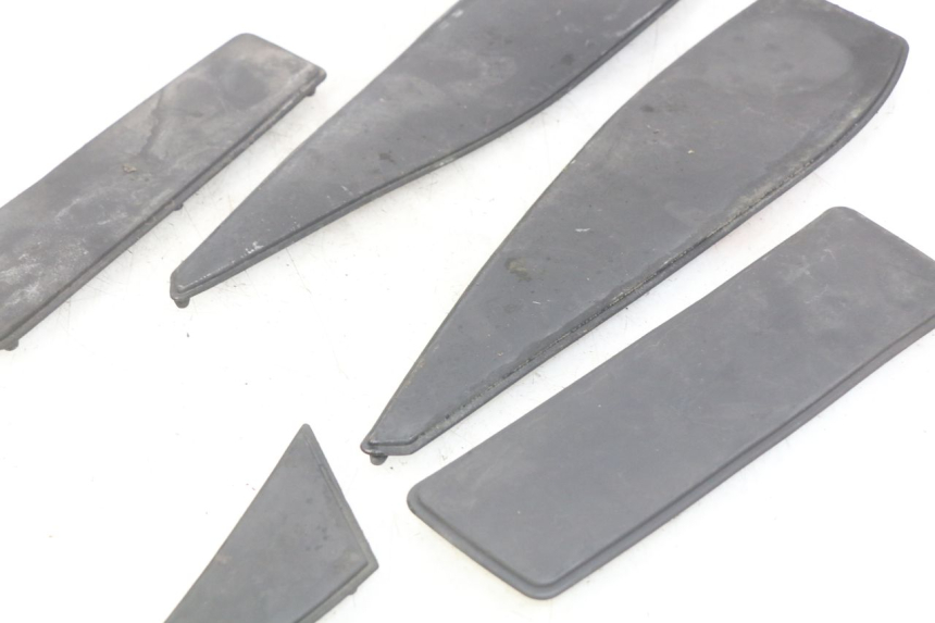 photo de TAPIS MARCHE PIED PEUGEOT SATELIS 125 (2006 - 2009) - Points de fixation