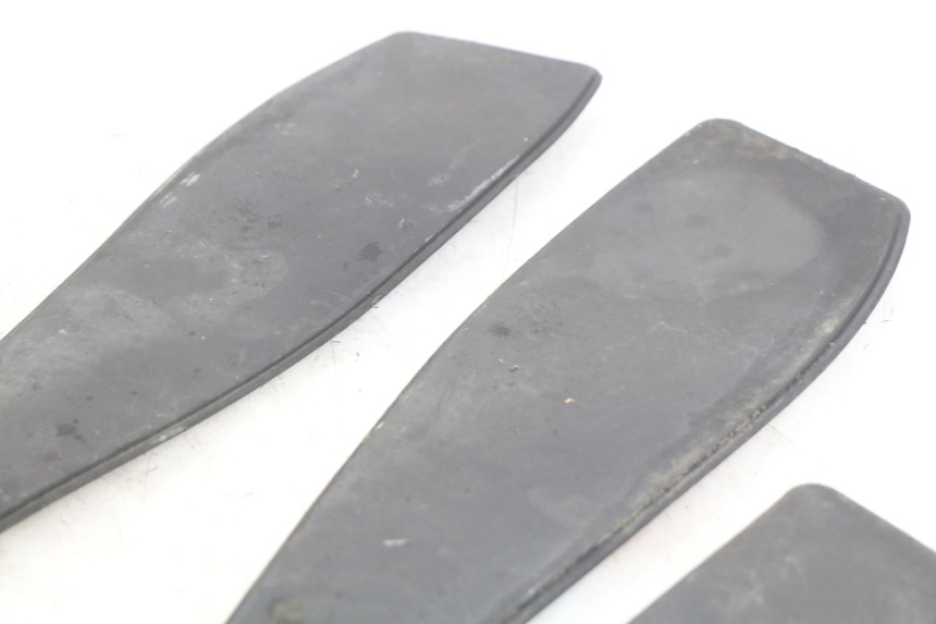 photo de TAPIS MARCHE PIED PEUGEOT SATELIS 125 (2006 - 2009) - État de surface