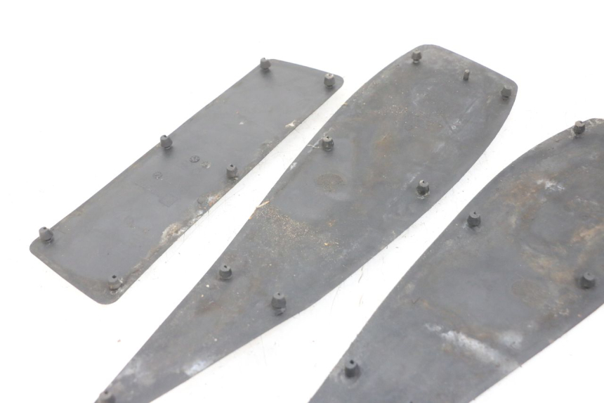 photo de TAPIS MARCHE PIED PEUGEOT SATELIS 125 (2006 - 2009) - Détail de la pièce