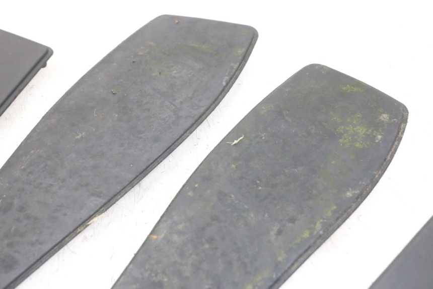 photo de TAPIS MARCHE PIED PEUGEOT SATELIS 125 (2006 - 2009) - Gros plan technique