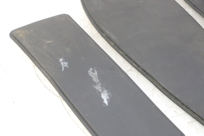 photo de TAPIS MARCHE PIED PEUGEOT SATELIS 125 (2006 - 2009) - Détail de la pièce