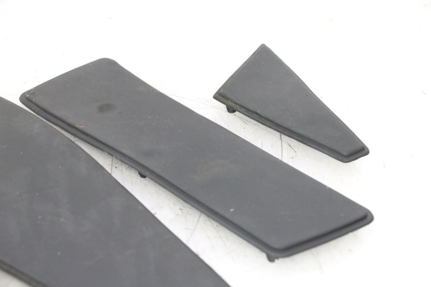 photo de TAPIS MARCHE PIED PEUGEOT SATELIS 125 (2006 - 2009) - Détails caractéristiques