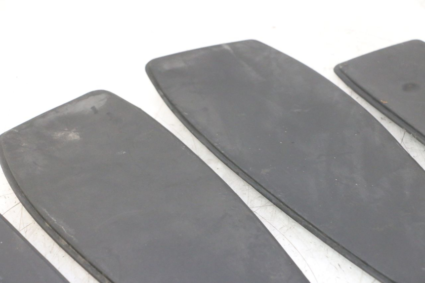 photo de TAPIS MARCHE PIED PEUGEOT SATELIS 125 (2006 - 2009) - Zoom état d’usage