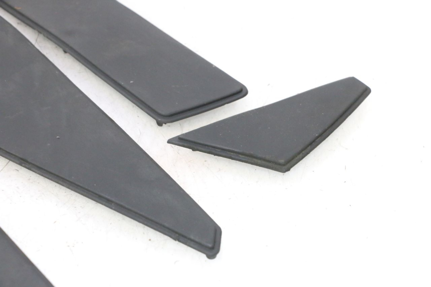 photo de TAPIS MARCHE PIED PEUGEOT SATELIS 125 (2006 - 2009) - Gros plan technique