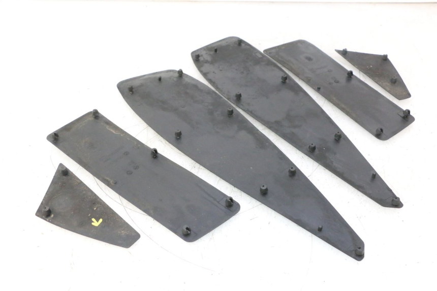 photo de TAPIS MARCHE PIED PEUGEOT SATELIS 125 (2006 - 2009) - Points de fixation