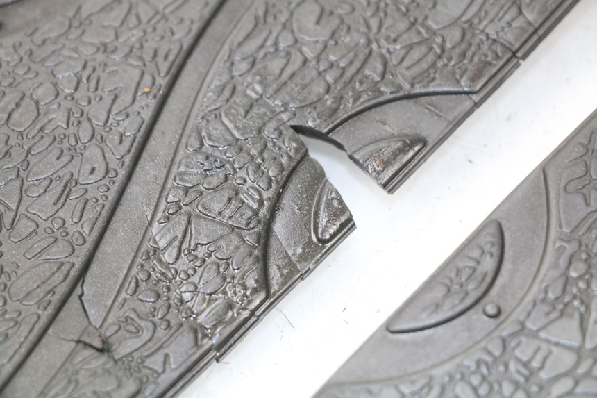 photo de TAPIS MARCHE PIED APRILIA SCARABEO GT 125 (1999 - 2007) - Autre angle de vue