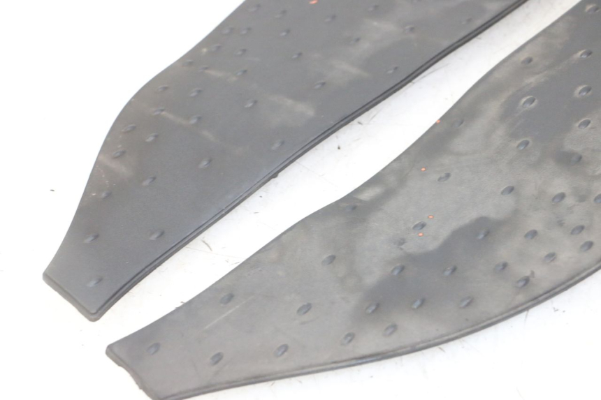 photo de TAPIS MARCHE PIED APRILIA SCARABEO GT TOURING 125 (1999 - 2005) - Zoom état d’usage