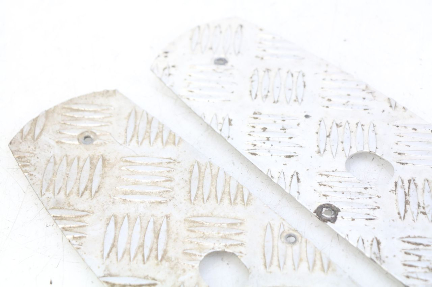 photo de TAPIS MARCHE PIED PEUGEOT SPEEDFIGHT 3 AIR 50 (2009 - 2015) - Gros plan technique