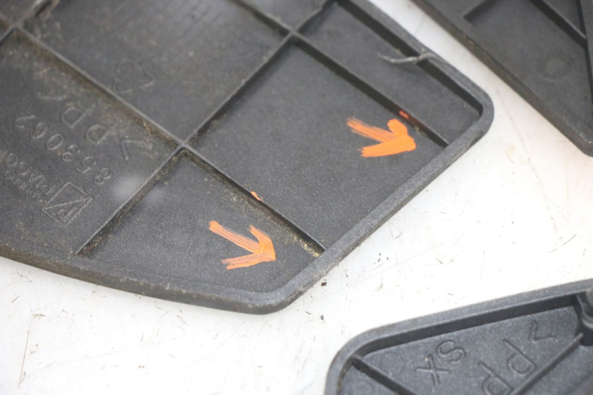 photo de TAPIS MARCHE PIED APRILIA SR 2T 50 (2012 - 2017) - Détail de la pièce