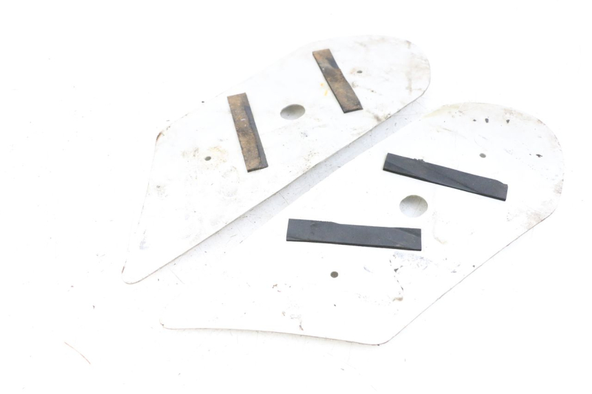 photo de TAPIS MARCHE PIED PEUGEOT STREETZONE 2T 50 (2014 - 2019) - Détail de la pièce