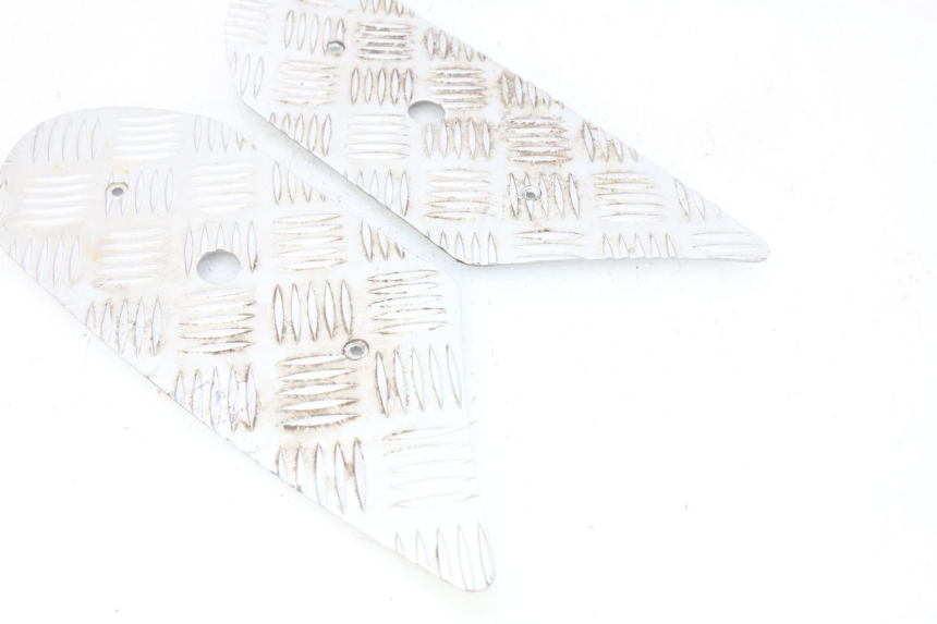 photo de TAPIS MARCHE PIED PEUGEOT STREETZONE 4T 50 (2018 - 2023) - Zoom état d’usage