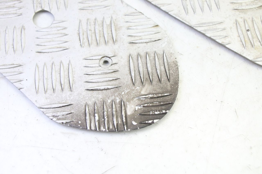 photo de TAPIS MARCHE PIED PEUGEOT STREETZONE I 2T 50 (2018 - 2020) - Détail de la pièce