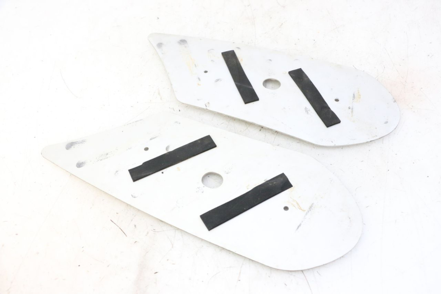 photo de TAPIS MARCHE PIED PEUGEOT STREETZONE I NAKED 2T 50 (2018 - 2020) - Détail de la pièce