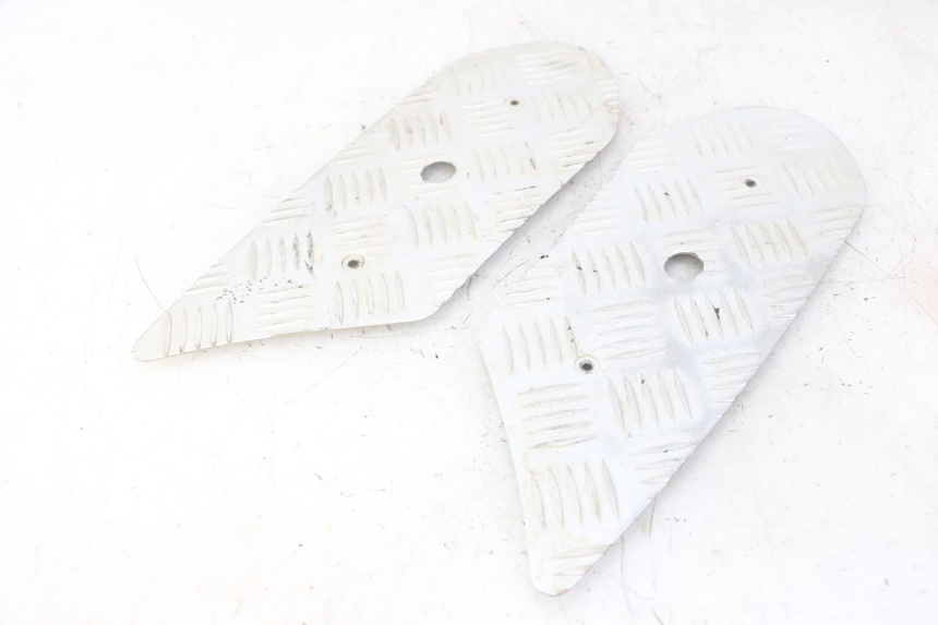 photo de TAPIS MARCHE PIED PEUGEOT STREETZONE I NAKED 2T 50 (2018 - 2020) - Zoom état d’usage