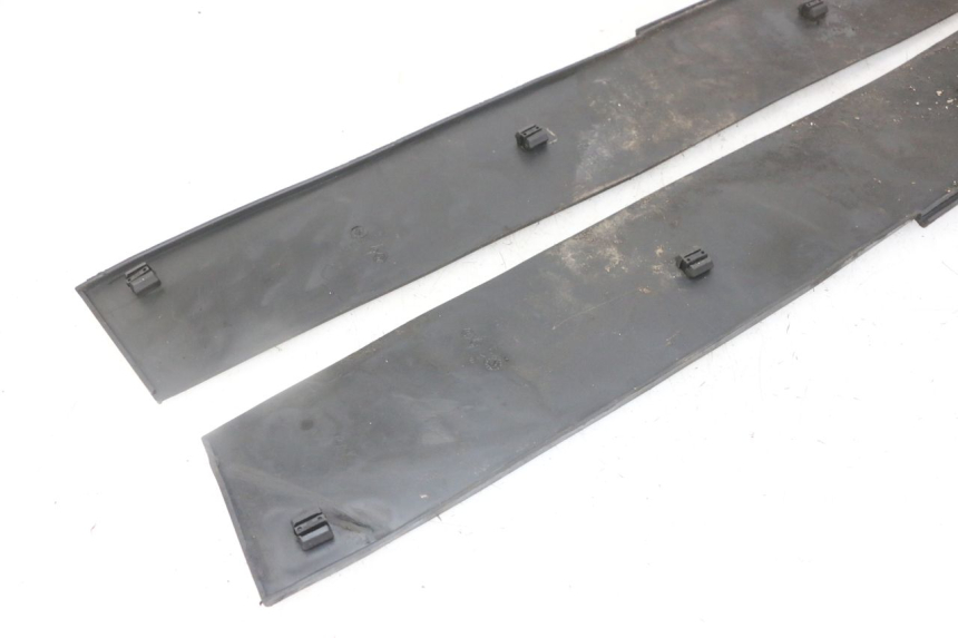 photo de TAPIS MARCHE PIED PIAGGIO SUPER LX 125 (2000 - 2003) - Gros plan technique