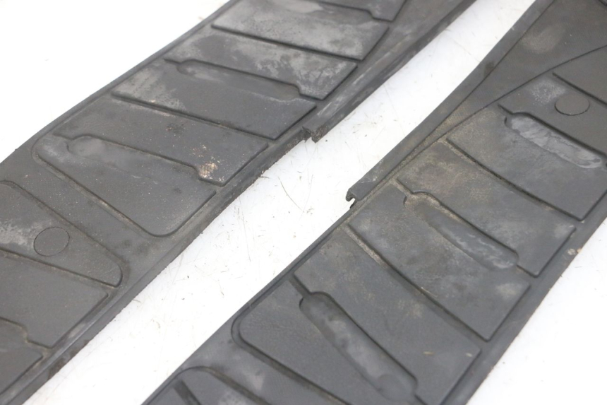 photo de TAPIS MARCHE PIED PIAGGIO SUPER LX 125 (2000 - 2003) - Points de fixation