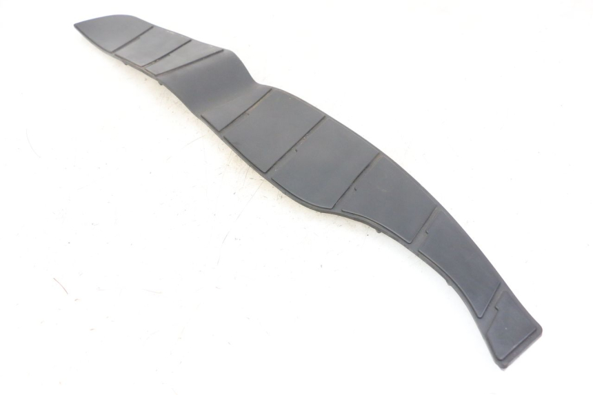 photo de TAPIS MARCHE PIED SUZUKI BURGMAN 125 (2018 - 2021) - Détail de la pièce