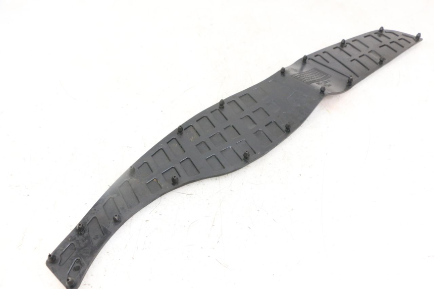 photo de TAPIS MARCHE PIED SUZUKI BURGMAN 125 (2018 - 2021) - Zoom état d’usage