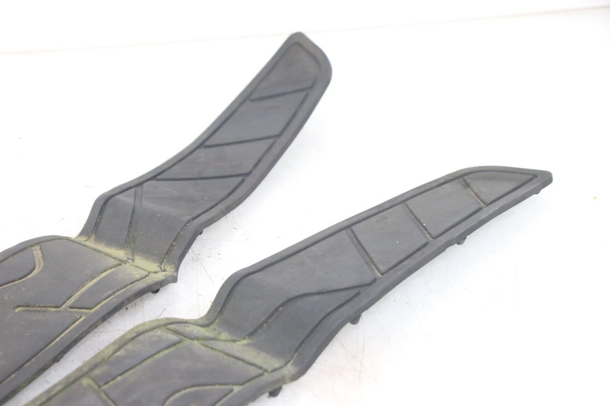 photo de TAPIS MARCHE PIED KYMCO X-CITING XCITING 400 (2014 - 2018) - Gros plan technique