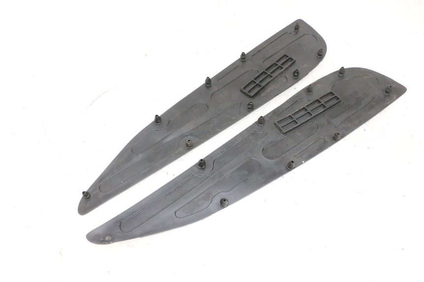 photo de TAPIS MARCHE PIED YAMAHA X-MAX XMAX 125 (2010 - 2013) - Points de fixation