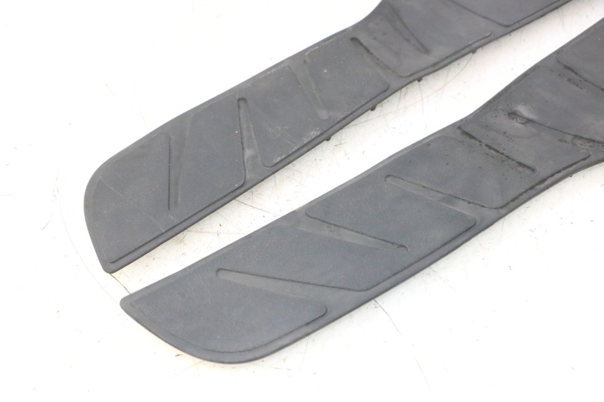 photo de TAPIS MARCHE PIED PIAGGIO X8 STREET 125 (2006 - 2007) - Détail de la pièce