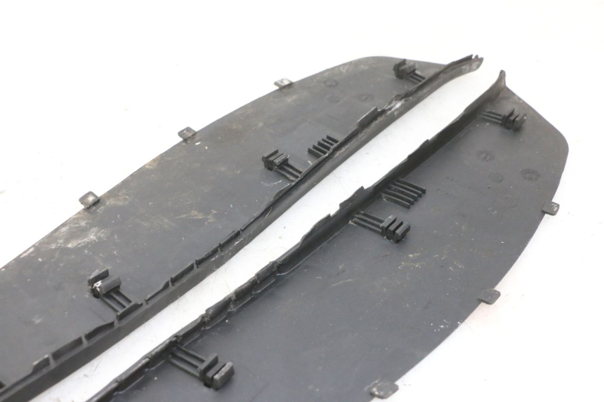 photo de TAPIS MARCHE PIED PIAGGIO X9 EVOLUTION 125 (2003 - 2007) - Gros plan technique