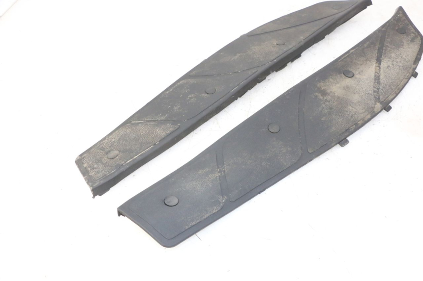 photo de TAPIS MARCHE PIED PIAGGIO X9 EVOLUTION 125 (2003 - 2007) - Points de fixation