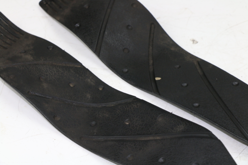 photo de TAPIS MARCHE PIED YAMAHA X-MAX 250 (2007 - 2009) - Points de fixation