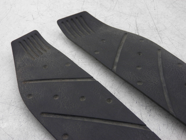 photo de TAPIS MARCHE PIED YAMAHA XMAX X-MAX 125 (2006 - 2009) - Autre angle de vue