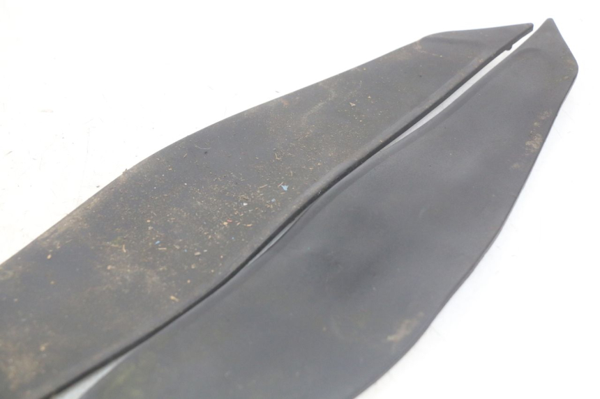 photo de TAPIS MARCHE PIED YAMAHA YP MAJESTY 400 (2004 - 2008) - Zoom état d’usage