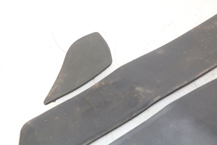 photo de TAPIS MARCHE PIED YAMAHA YP MAJESTY 400 (2004 - 2008) - Autre angle de vue