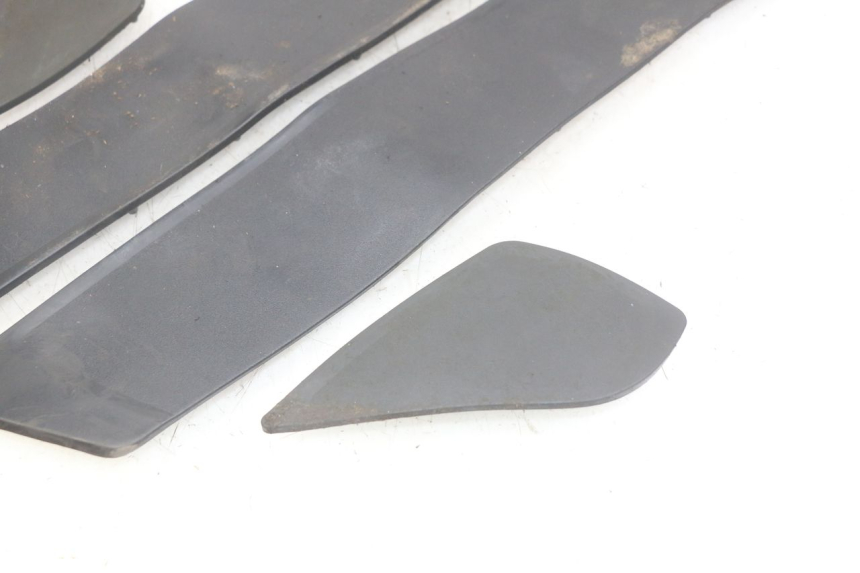 photo de TAPIS MARCHE PIED YAMAHA YP MAJESTY 400 (2004 - 2008) - Gros plan technique