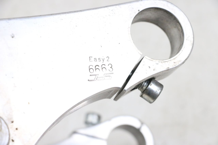 photo de TE FOURCHE HARLEY DAVIDSON SPORTSTER XL CUSTOM 1200 (2003 - 2004) - Points de fixation