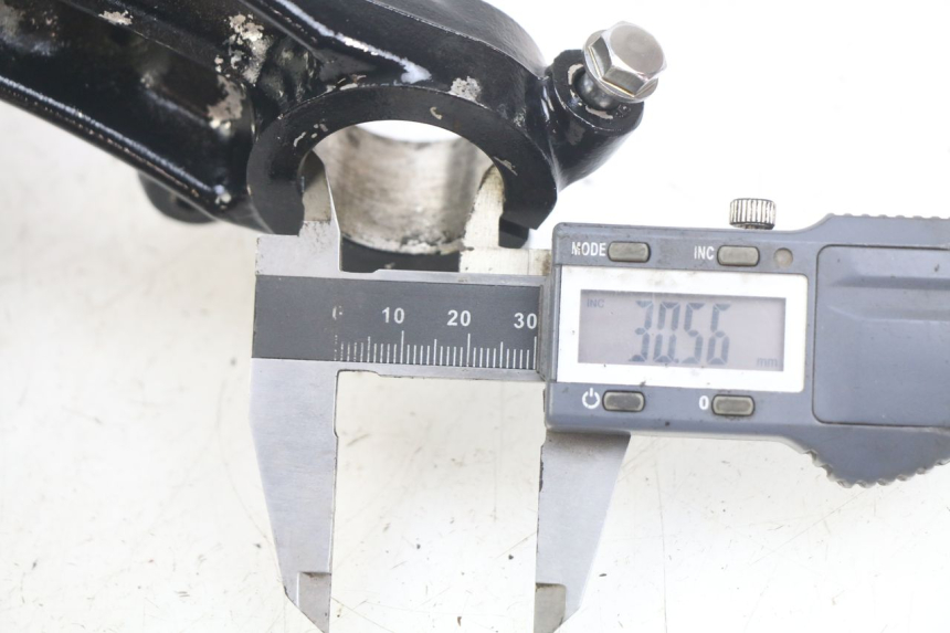 photo de Té FOURCHE SUPERIEUR HONDA CM 125 (1983 - 2003) - Détail de la pièce