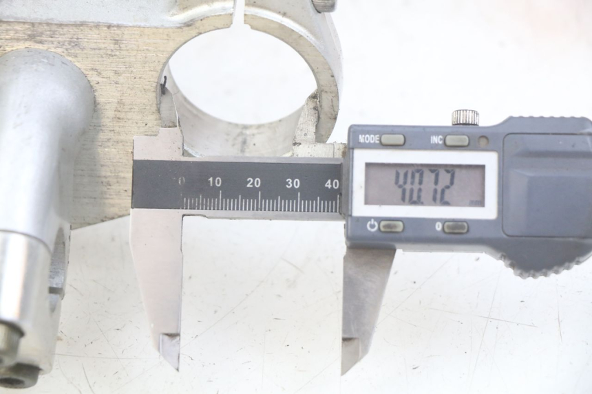 photo de Té FOURCHE SUPERIEUR YAMAHA FZS FAZER 600 (1998 - 2001) - Détail de la pièce