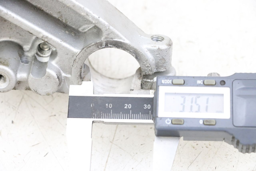 photo de TE FOURCHE SUPERIEUR HYOSUNG GF 125 (2001 - 2005) - Zoom état d’usage