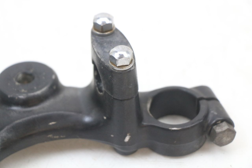 photo de TE FOURCHE SUPERIEUR SUZUKI GN 125 (1997 - 2000) - Points de fixation