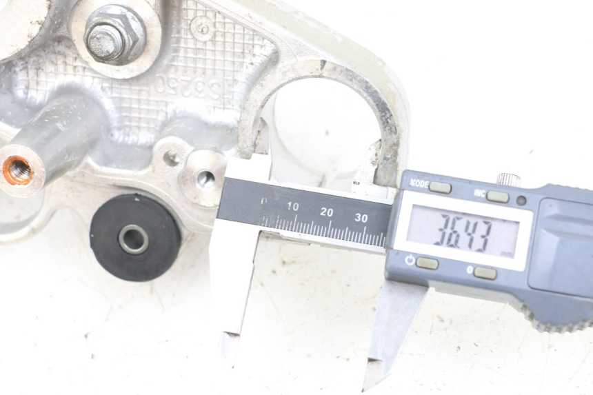 photo de TE FOURCHE SUPERIEUR SUZUKI GZ MARAUDER 125 (1998 - 2004) - Détail de la pièce