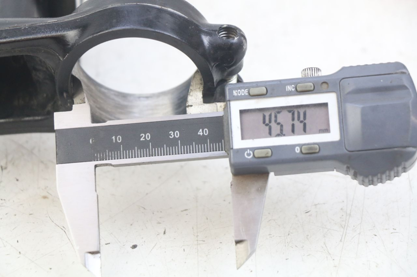 photo de Té FOURCHE SUPERIEUR KAWASAKI KX 85 (2001 - 2013) - Détail de la pièce