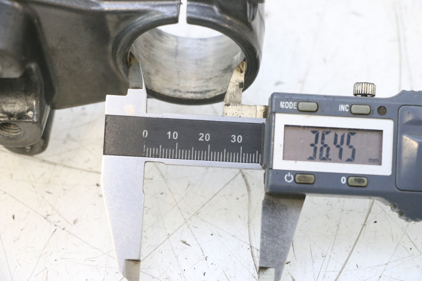 photo de TE FOURCHE SUPERIEUR DERBI SENDA SM DRD 50 (2008 - 2013) - Points de fixation