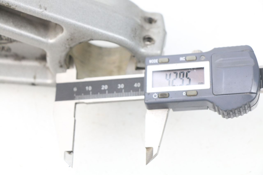 photo de TE FOURCHE SUPERIEUR TRIUMPH SPRINT ST ABS 1050 (2005 - 2007) - Gros plan technique